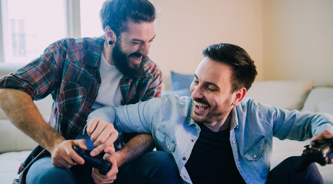 Zwei Männer spielen auf der Konsole
