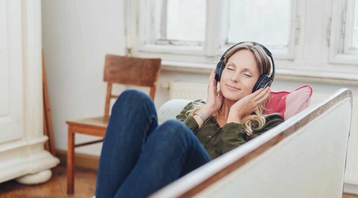 Frau-mit-Kopfhoerer-auf-Sof