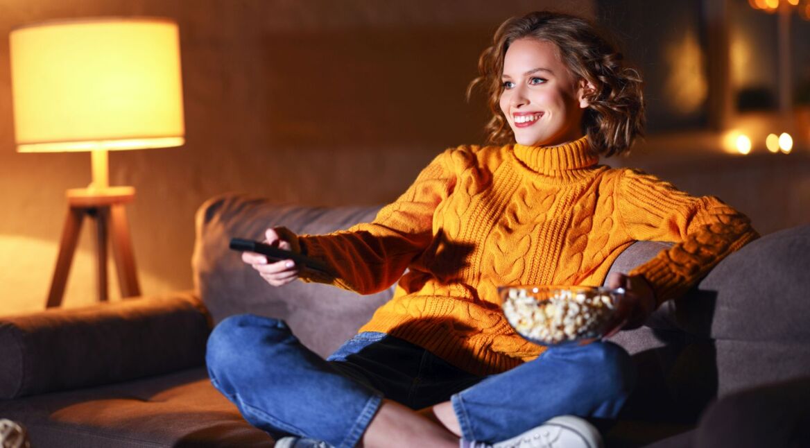 Frau schaut am Fernseher einen Film an.