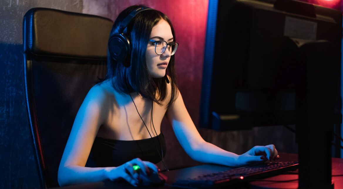 Frau entdeckt am PC das Nether-Update von Minecraft.