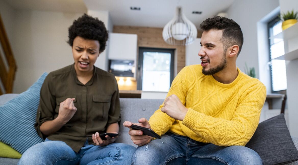 Freunde kämpfen am Smartphone in Pokémon-Go-Raids.