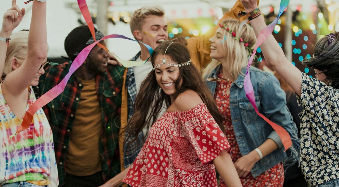 Freunde tanzen dank Festify zu guter Musik auf einer Party.