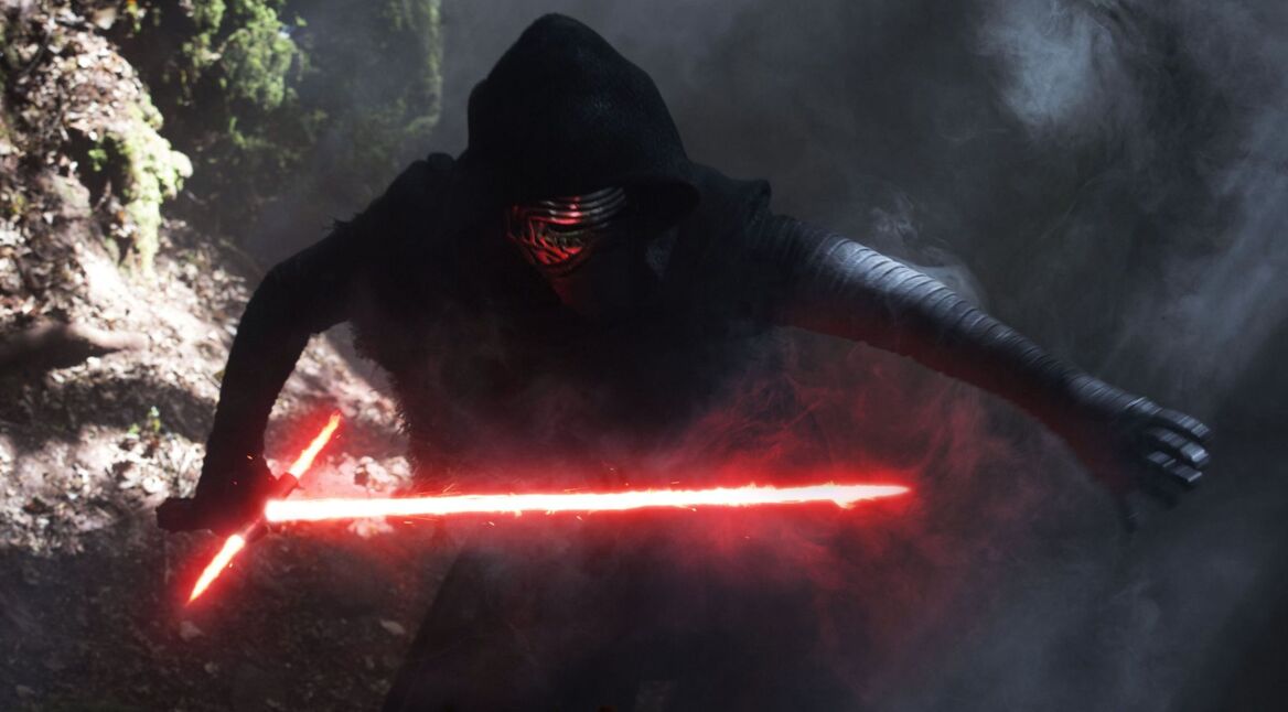 Kylo Ren mit seinem roten Lichtschwert in „Star Wars 7”.