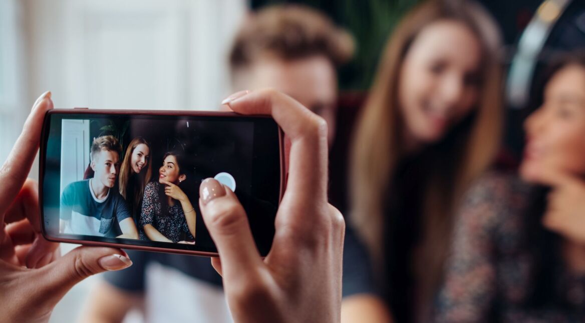 Mit der iPhone-Kamera ein Foto von Freunden knipsen.