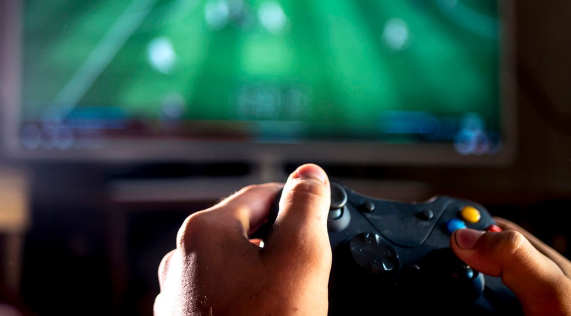 Mit dem Gamepad vor dem TV