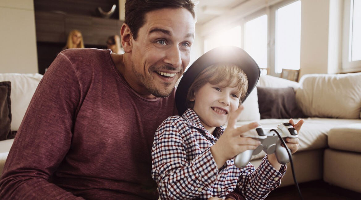 Vater und Sohn spielen PlayStation