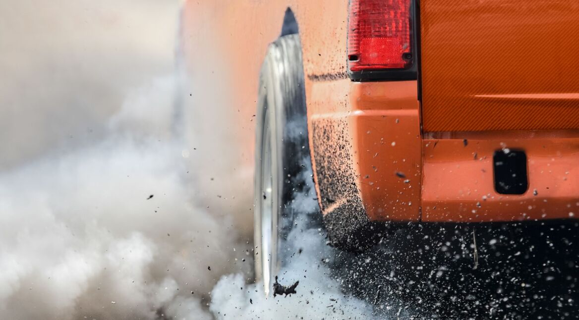 Reifen-Graining eines Rennautos.