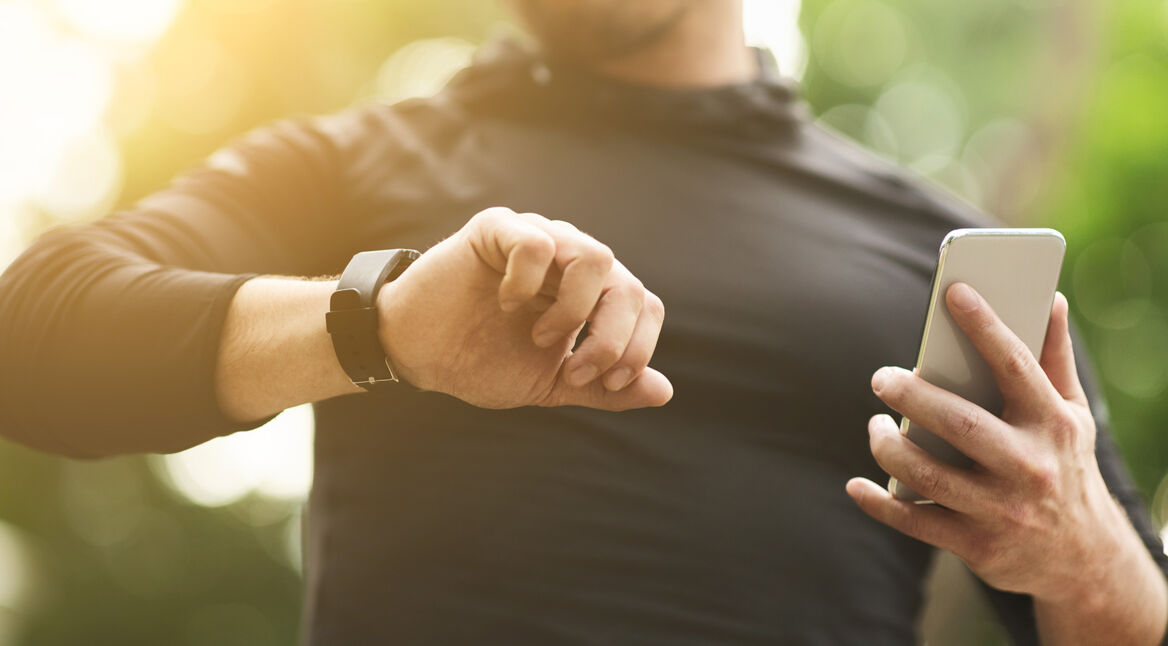 Ein Mann schaut auf seine Apple Watch