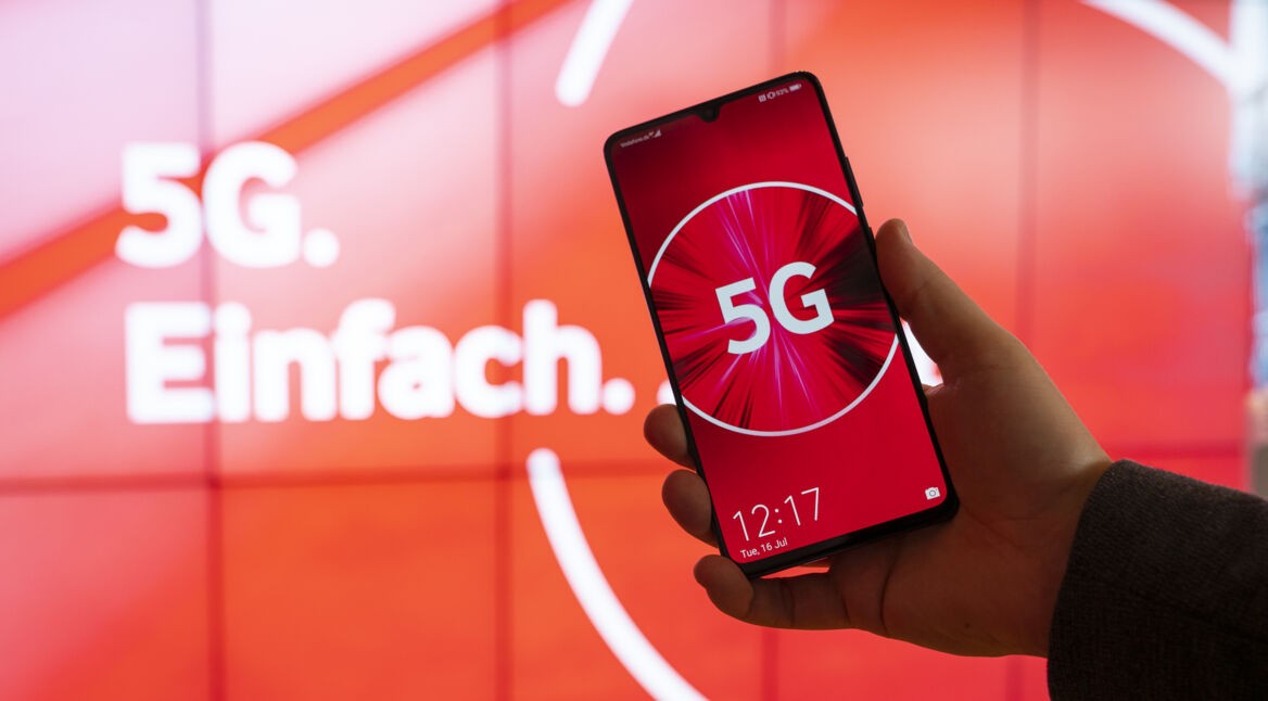 Smartphone, das mit der 5G-Netzkarte zeigt, wo das Netz der Zukunft verfügbar ist