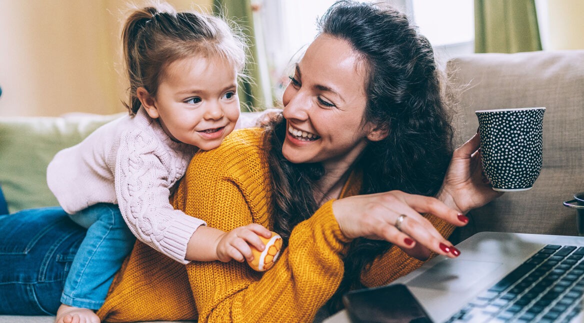 Mutter und Kind liegen auf der Couch