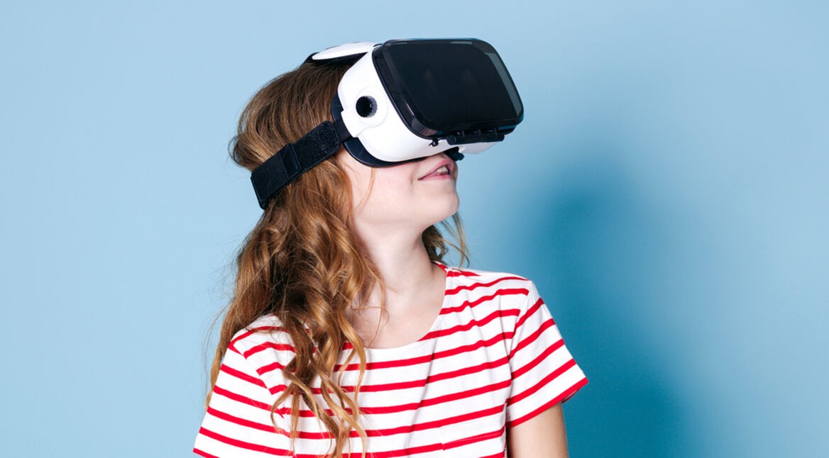 Junges Mädchen schaut sich mit einer VR-Brille digitale Mutmacher an