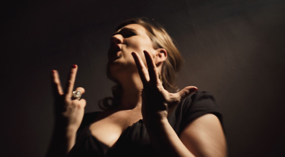 Opernsängerin singt in der digitalen Oper