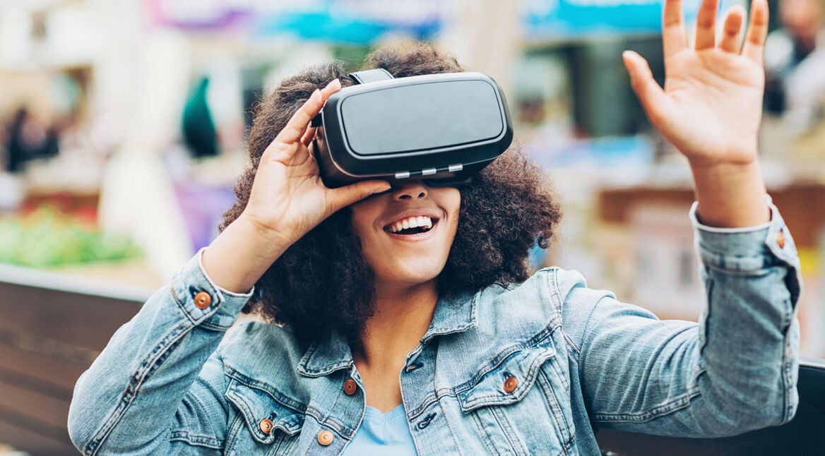 Frau mit Virtual-Reality-Brille hat Spaß