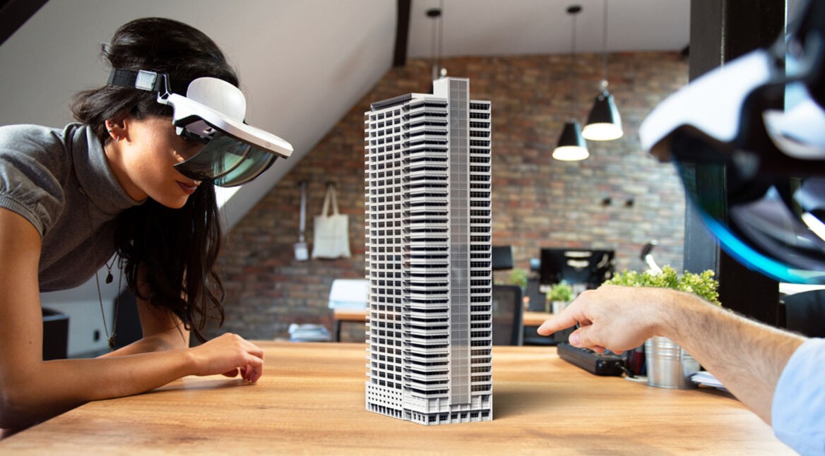 Zwei Spieler spielen am Hologramm-Gaming-Tisch