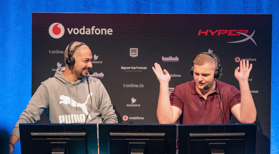 Zwei Gamer vor den PCs bei einer Mashup-Competition.