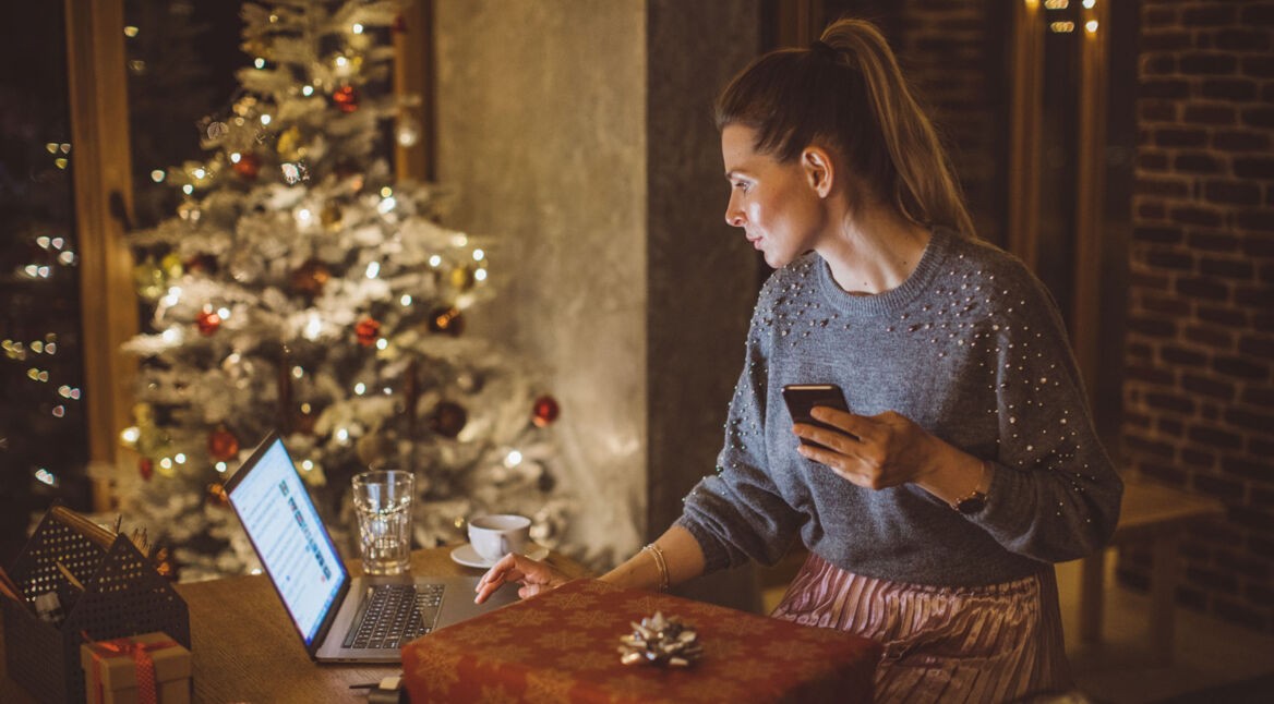 Eine Frau sitzt am Laptop umWeihnachtsgeschenke zu tauschen