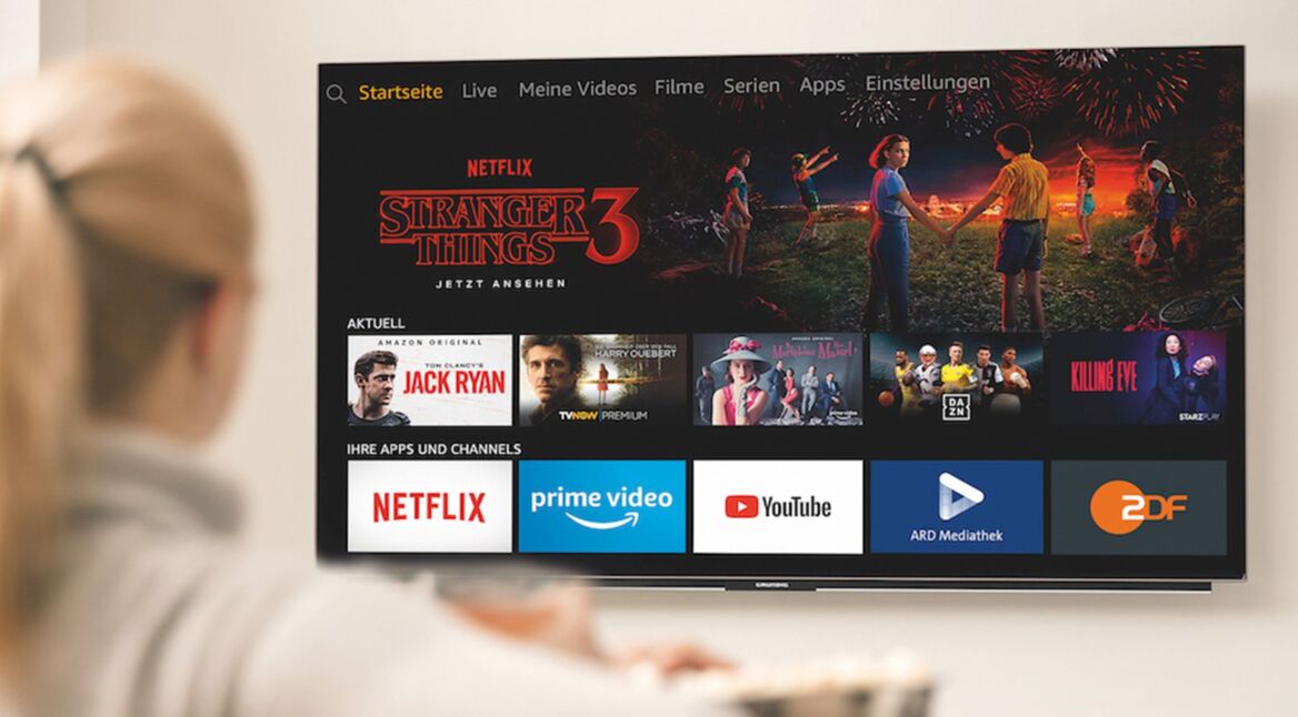 Junge Frau steuert den Amazon Fire TV.