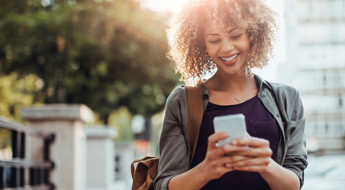 Junge Frau sieht auf Smartphone