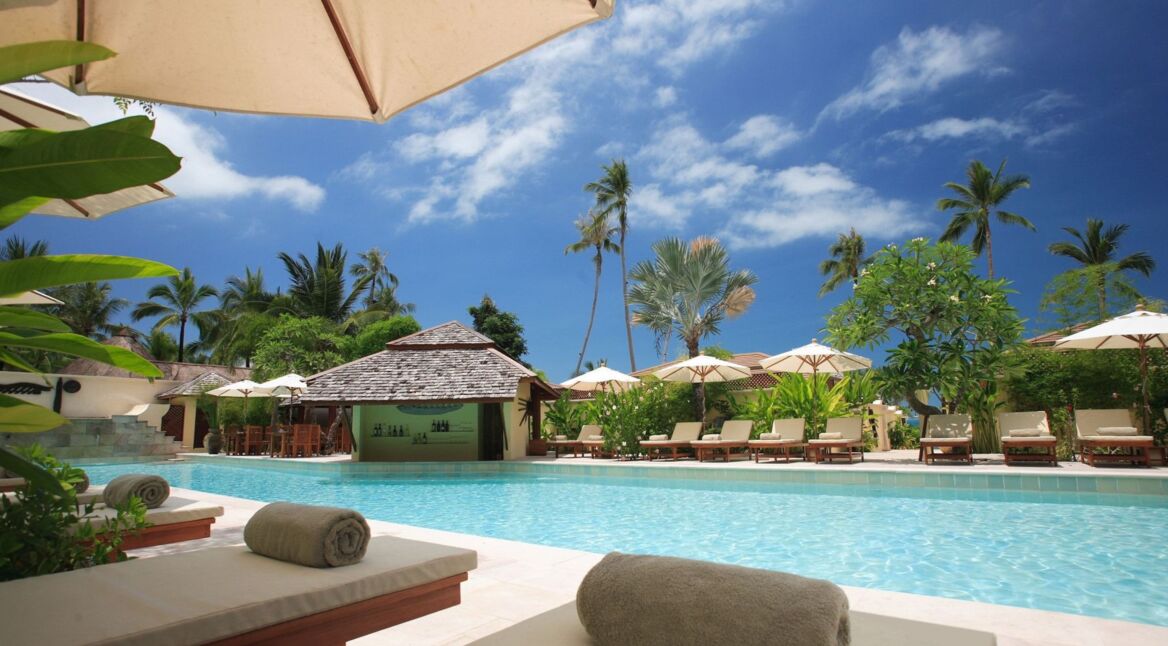 Blick auf den Swimmingpool eines Hotels.