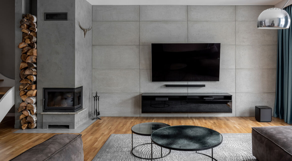 Design-Wohnzimmer mit Flach-TV an der Wand