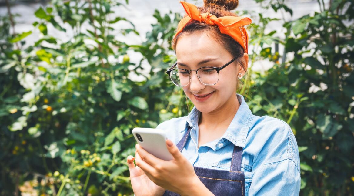 Frau probiert auf ihrem Gerät iOS 13 aus.