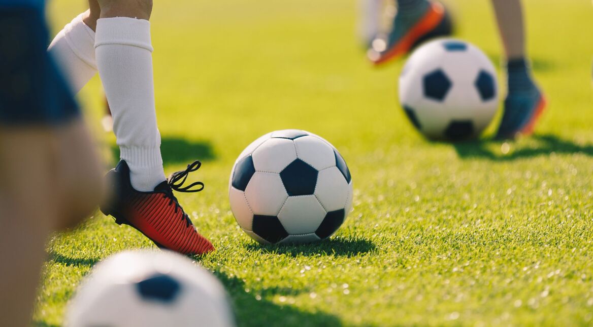 Spieler spielen Fußball auf dem Platz.