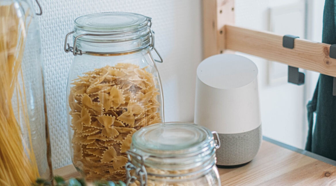 Google Home steht in einem Regal