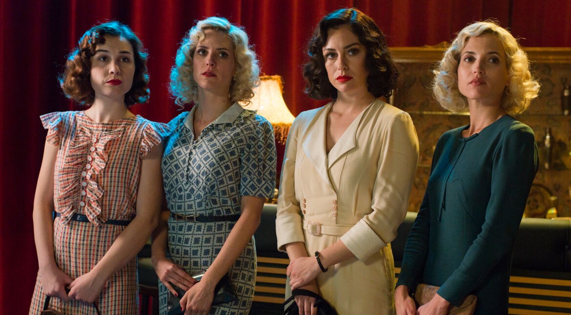 Vier Frauen stehen nebeneinander