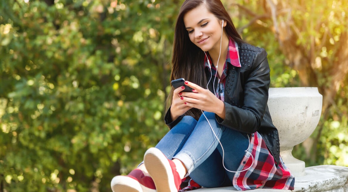 junge Frau betrachtet Smartphone