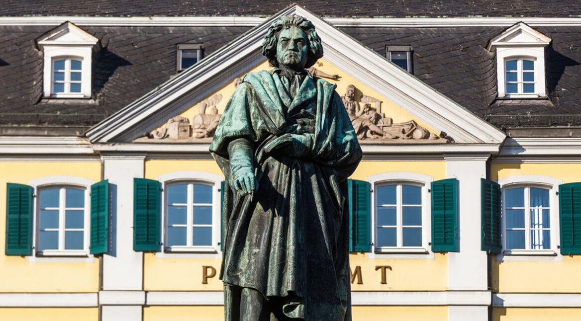 Beethoven Statue vor Postamt in Beethoven 2020