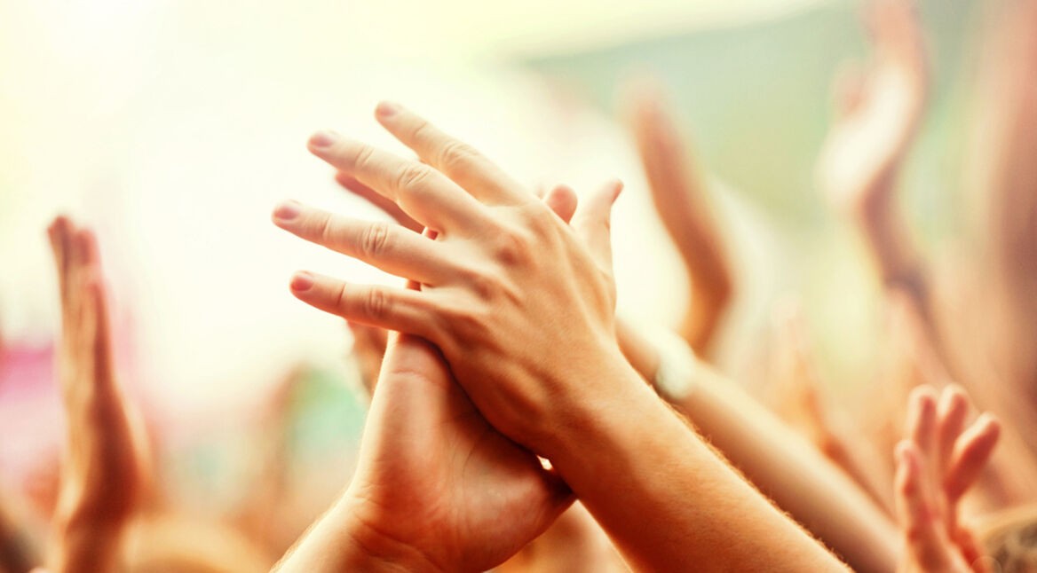 Hände, die mit Grip Beats Musik machen