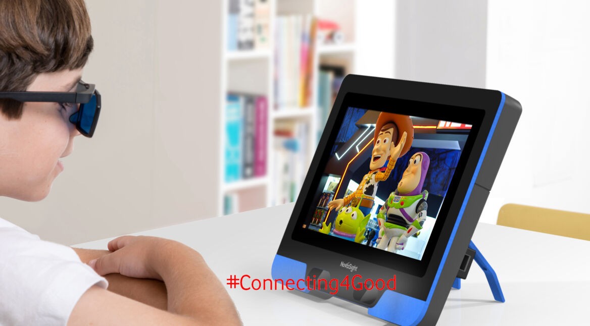 Junge mit Schwachsichtigkeit trainiert am Screen von Nova Sight seine Augen. Foto: Nova Sight