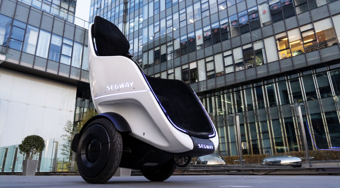 In diesem selbstbalancierenden Segway kannst Du Dich im Sitzen fortbewegen. Foto: Segway-Ninebot