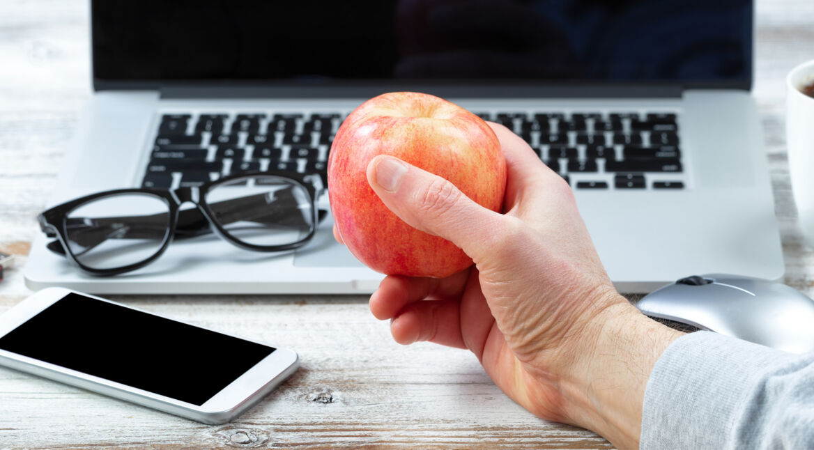 Macbook mit Hand und Apfel