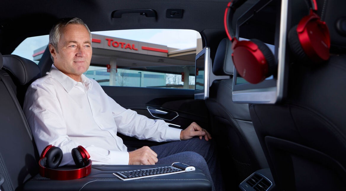 Vodafone Deutschland-CEO Hannes Ametsreiter unterwegs zur ersten 5G-Tankstelle.