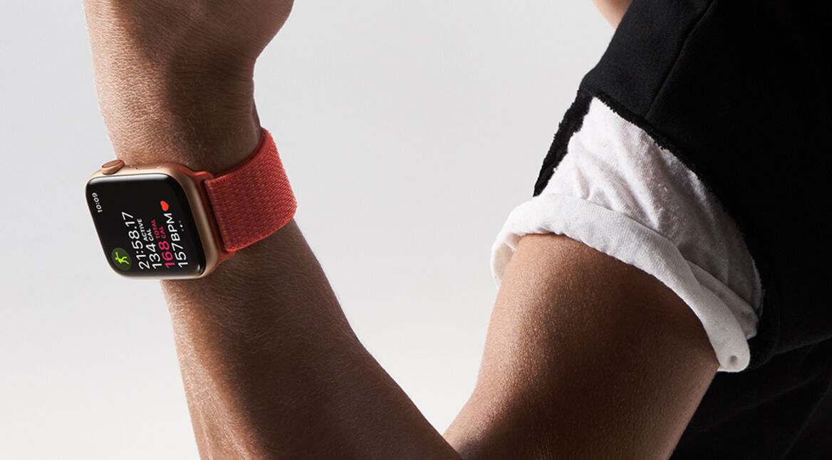 Apple Watch 4 am Arm einer Sportlerin