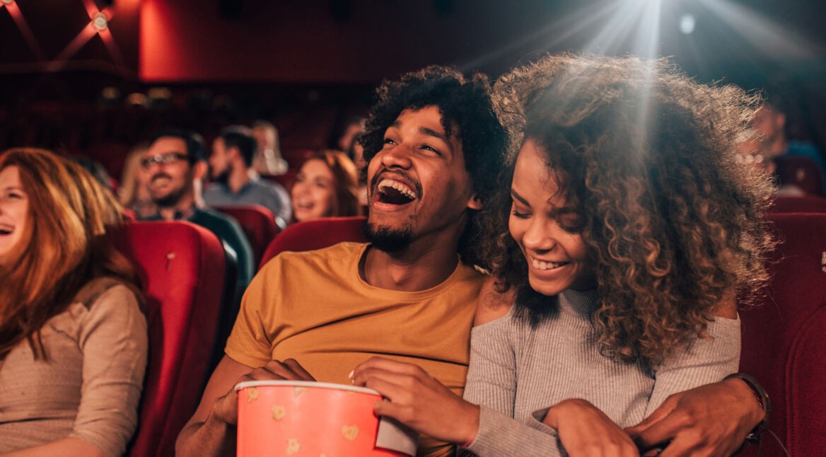 junge Leute mit Popcorn im Kino