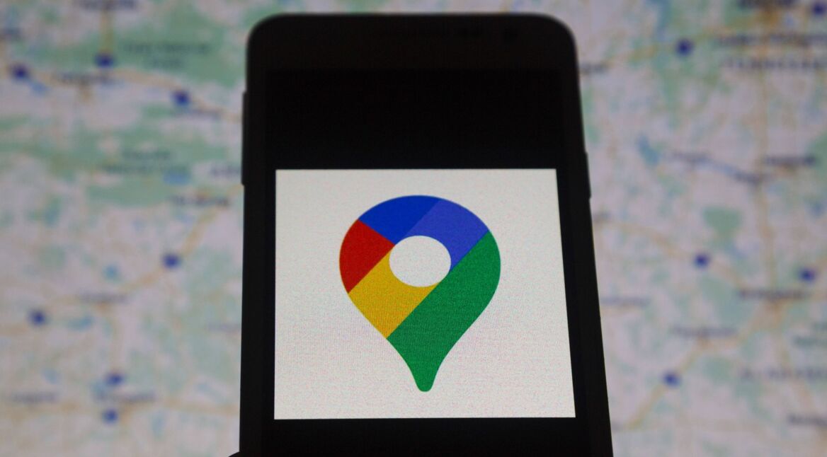 Neues Logo-Design für Google Maps auf Smartphone abgebildet.
