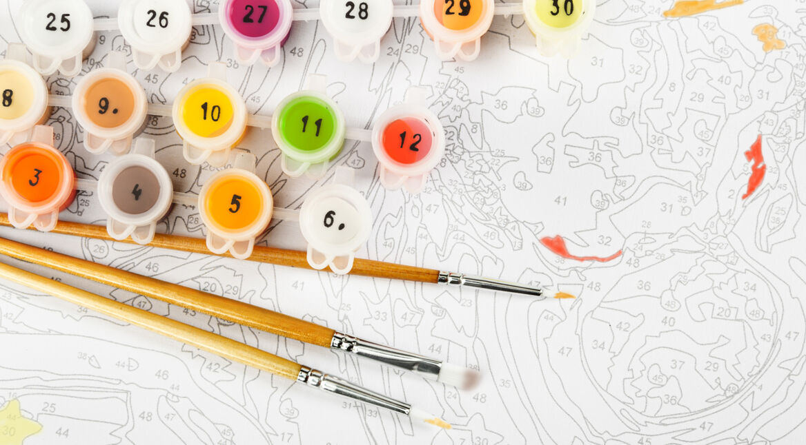 Bild zum Ausmalen nach Zahlen mit Pinseln und Farbe