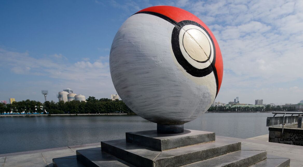 Die Nachbildung eines Pokéball steht in Russland.