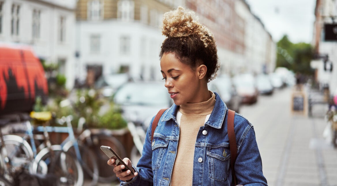 Radfahrerin mit Smartphone