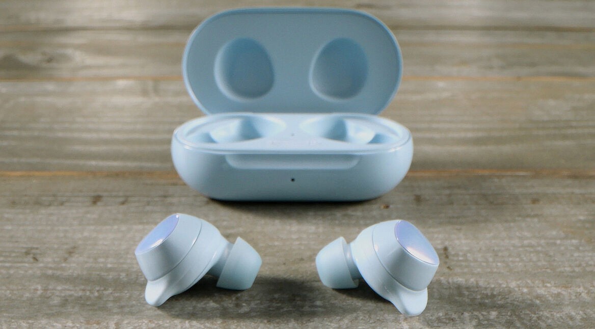 Die Samsung Galaxy Buds+ in der Farbe Blau.