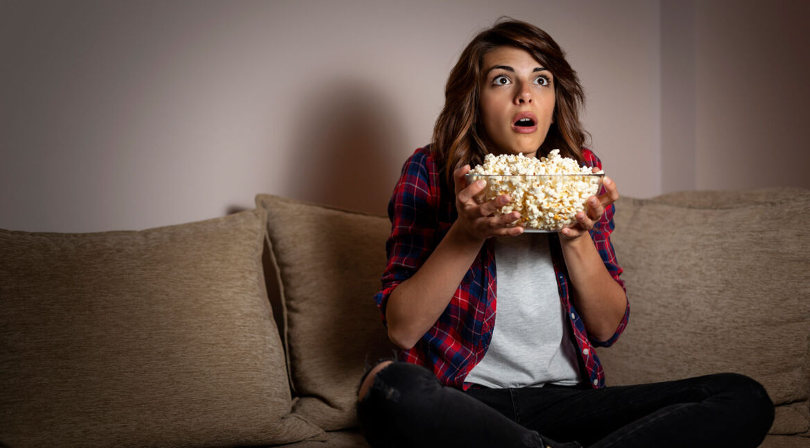 Frau hat mit Soundsystemen ein noch intensiveres TV-Erlebnis.