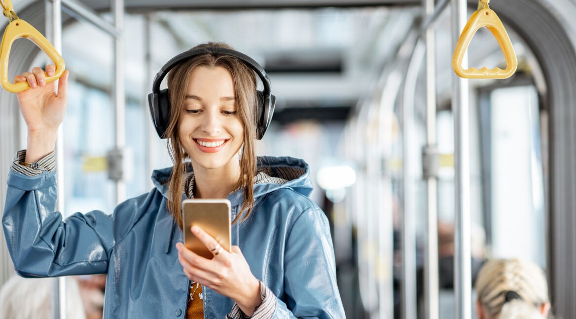 junge Frau mit Kopfhörern lauscht Youtube Music