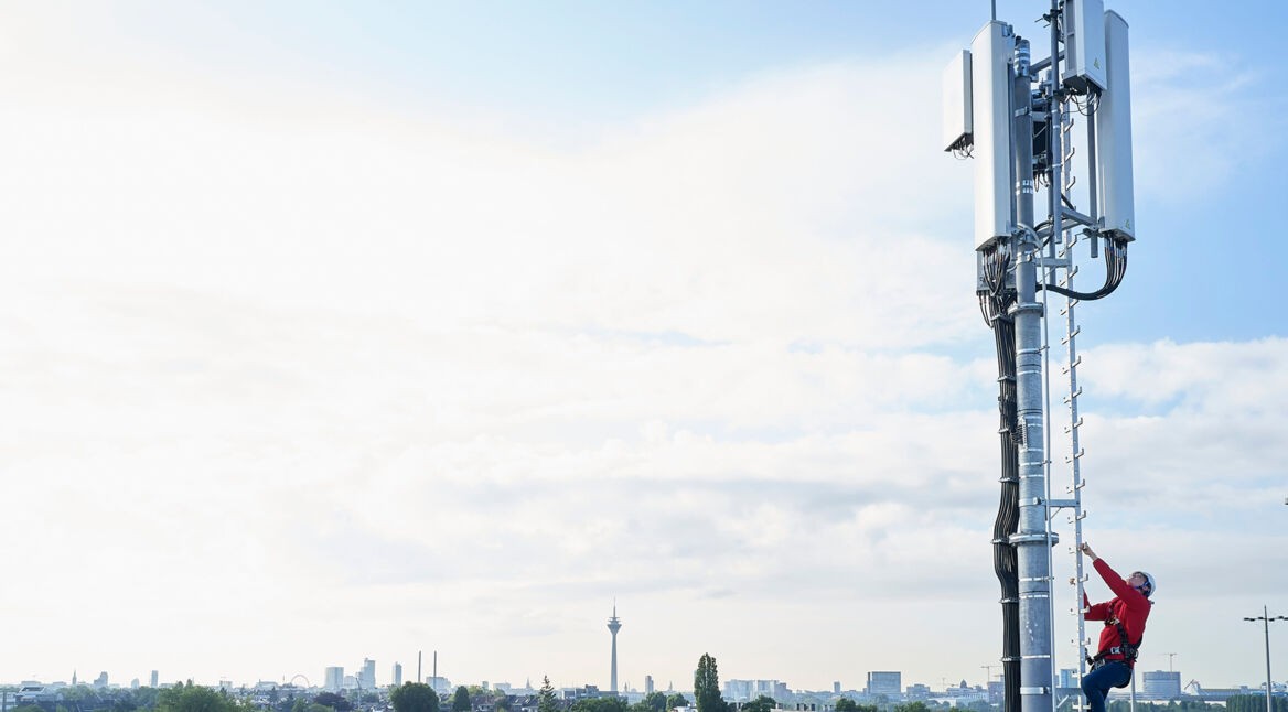 Vodafone-Techniker auf einem Antennenmast