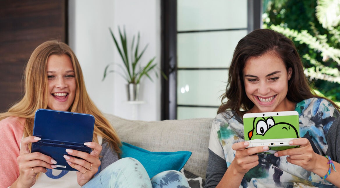 15-jahre-nintendo-ds-junge-frauen-spielen-mit-zwei-nintendo-ds