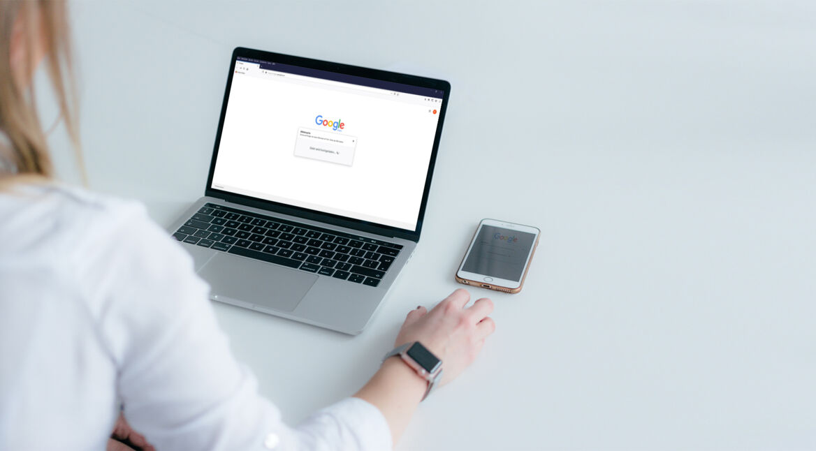 Eine Frau führt an ihrem Laptop eine Google-Bilder-Rückwärtssuche durch