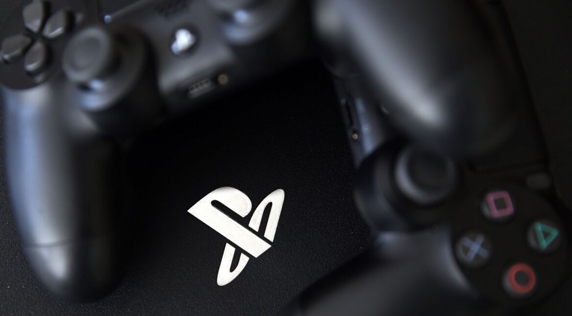 Zwei PS4-Controller umranden das PlayStation-Logo.
