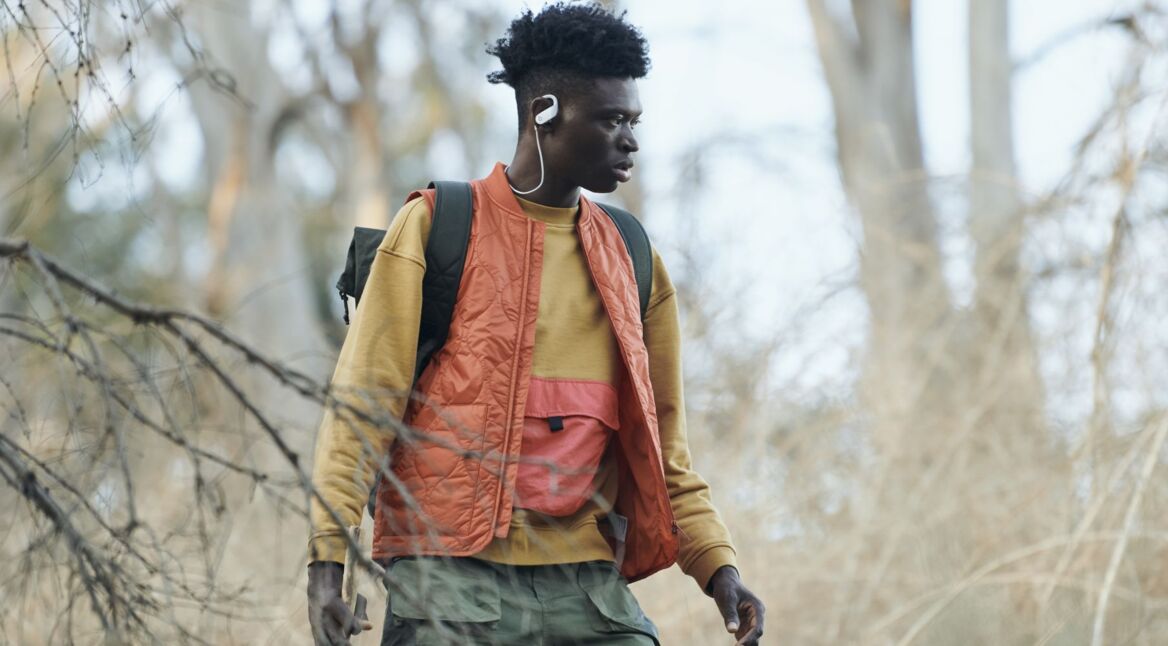 Junger Mann trägt die Powerbeats 4.