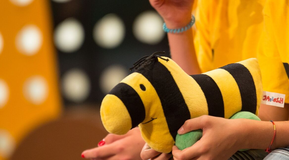 Ein Tigerenten-Plüschtier bei der Aufzeichnung der Kindersendung.